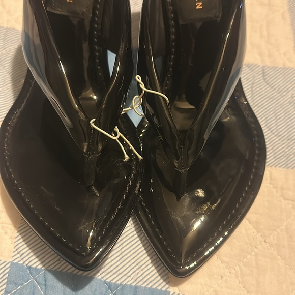 GOOD AMERICAN Cinder-f*king-rella Thong Wedges - Black Patent - Picture 3 of 9